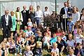Eine Blutbuche soll künftig am Geiselwinder Sportlatz wachsen. Vorsitzender Oliver Hofrichter spendete und pflanzte sie nach dem Festgottesdienst zur Feier des 70-jährigen Bestehens des TSV mit den Kindern sowie den Ehrengästen.