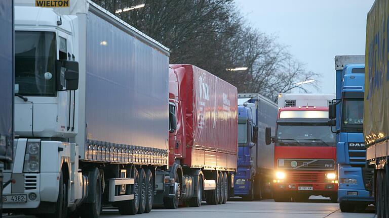 Lkw-Fahrern bot ein Mann aus dem Raum Schweinfurt seine elfjährige Stieftochter wiederholt zum Missbrauch gegen Geld an - auch auf diesem Parkplatz am Rande der Autobahn A 70 bei Knetzgau.