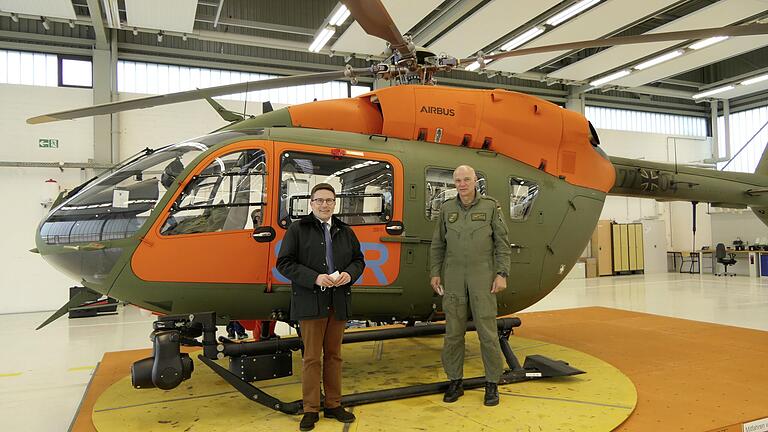 Landrat Christoph Schauder und Oberst Peter Göhringer (von links) vor dem SAR-Hubschrauber.