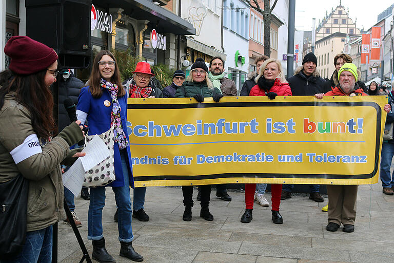 Das Bündnis 'Schweinfurt ist bunt' mobilisierte eine Gegendemonstration zur Kundgebung des 'III. Weg' am Samstag in Schweinfurt.