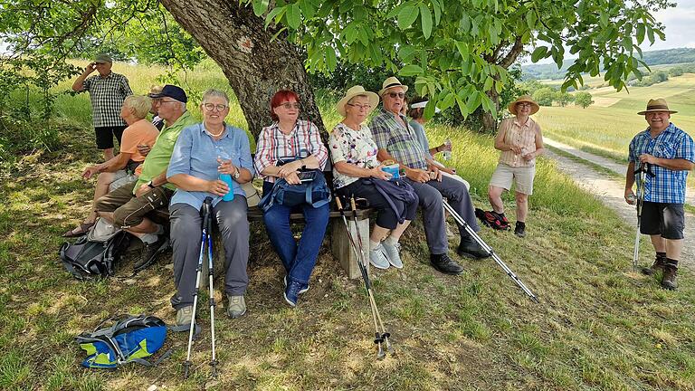 Rast unter dem Nussbaum vor der Mariengrotte.