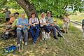 Rast unter dem Nussbaum vor der Mariengrotte.