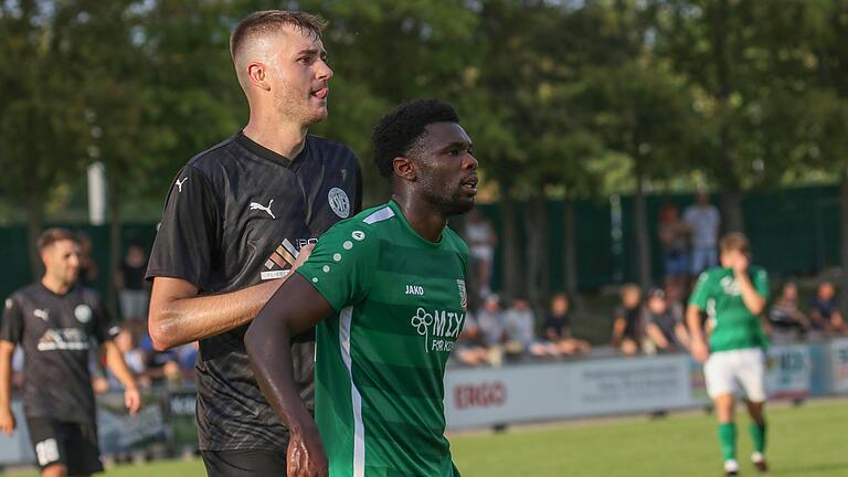 Auch der deutliche Größenunterschied hielt Jayson Tuda (rechts) nicht davon ab, das 1:0 des TSV Abtswind per Kopf zu erzielen.