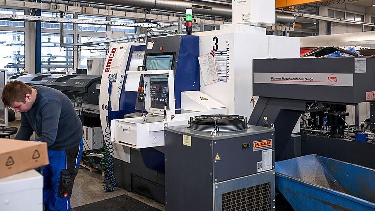Insgesamt 17 moderne, computergesteuerte CNC-Maschinen stehen in der Werkhalle des Unternehmens. Insgesamt 17 moderne, computergesteuerte CNC-Maschinen stehen in der Werkhalle des Unternehmens.