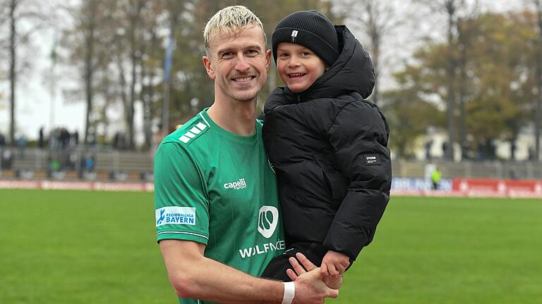 Familienmensch: FC-05-Innenverteidiger Thomas Meißner mit seinem Sohn Leon nach dem Schweinfurter 5:0-Sieg über Hankofen-Hailing. Familienmensch: FC-05-Innenverteidiger Thomas Meißner mit seinem Sohn Leon nach dem Schweinfurter 5:0-Sieg über Hankofen-Hailing.