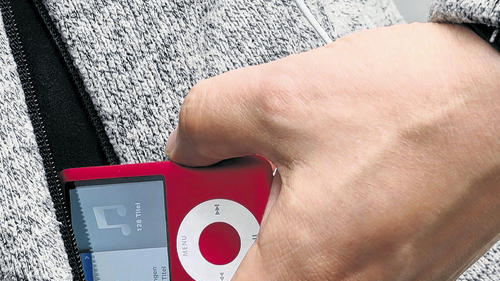 Die Musik in der Jackentasche – und jetzt ab auf die Joggingstrecke. Die Musik in der Jackentasche – und jetzt ab auf die Joggingstrecke.