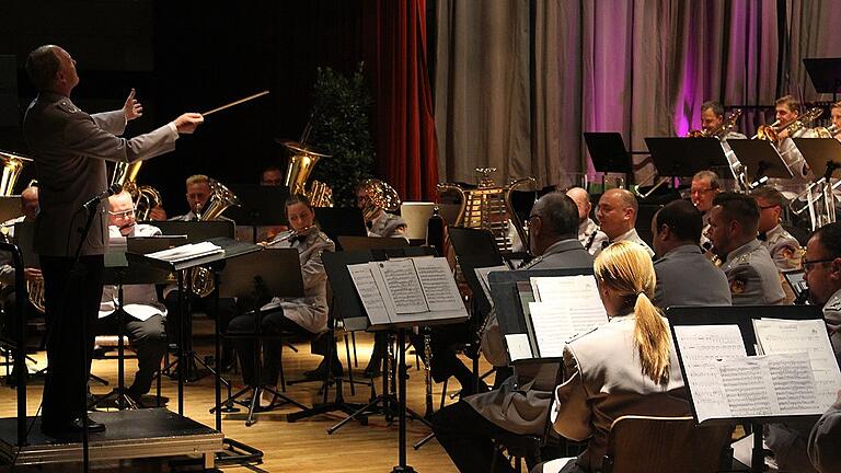 Von schmissigen Märschen bis Big-Band-Sound: Das Heeresmusikkorps Veitshöchheim begeisterte beim Benefizkonzert in der Gemündener Scherenberghalle