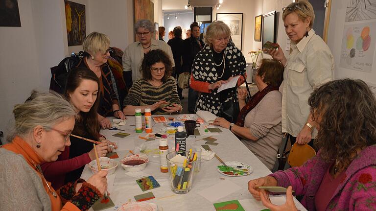 Viel Freude machte es den Besucherinnen des Weltfrauentags, in den Räumen des Kunstvereins selbst aktiv zu werden.