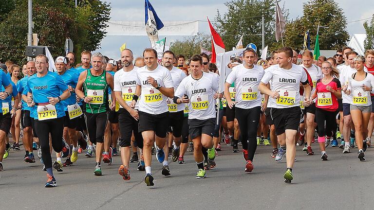 Für tolle Stimmung bei Läufern und Zuschauern sorgt seit Jahren der Lauf der geschlossenen Teams von Cliquen, Vereinen und Firmen.