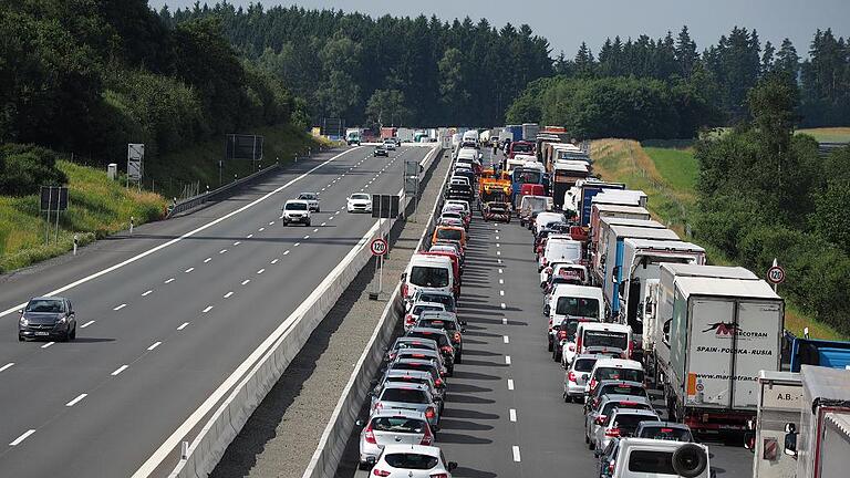 Unfall Reisebus in Münchberg       -  Fahrzeuge stauten sich nach dem Unfall am Montag bei Münchberg auf der Autobahn 9.