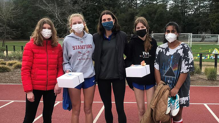 Annika Schanow (links) mit den übrigen Mitgliedern des Leichtathltetik-Wettkampfteams ihrer Gastschule. Annika Schanow (links) mit den übrigen Mitgliedern des Leichtathltetik-Wettkampfteams ihrer Gastschule.