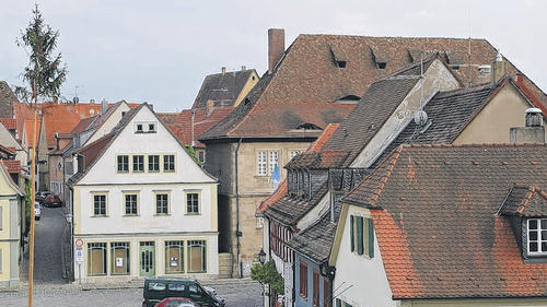 Das Knauf-Museum (hinten rechts) am Iphöfer Marktplatz erhält Zuwachs. Das Gebäude links daneben soll abgebrochen werden. An seiner Stelle entsteht ein Neubau, der künftig Teil des Museums ist.