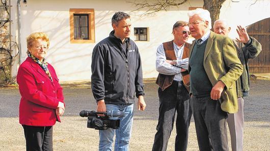 Im Gespräch im Schlosshof (von links) Zeitzeugin Edeltraud Zettelmeier, Markus Klingele, Peter Kirchner, Franz Ludwig Schenk Graf von Stauffenberg und Karl Gehring.