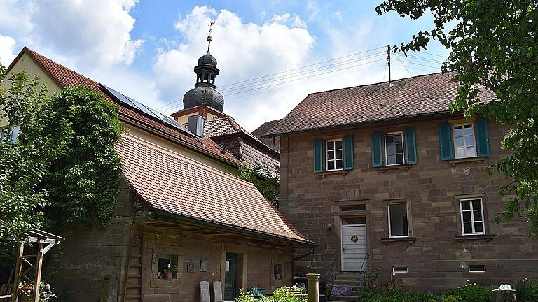Der Vorhof zu einem Paradiesgarten. Wer das Tor zum Pfarrhaus Wetzhausen hinter sich gelassen hat, betritt den Pfarrgarten, einen von Frankens Paradiesgärten. Der Vorhof zu einem Paradiesgarten. Wer das Tor zum Pfarrhaus Wetzhausen hinter sich gelassen hat, betritt den Pfarrgarten, einen von Frankens Paradiesgärten.