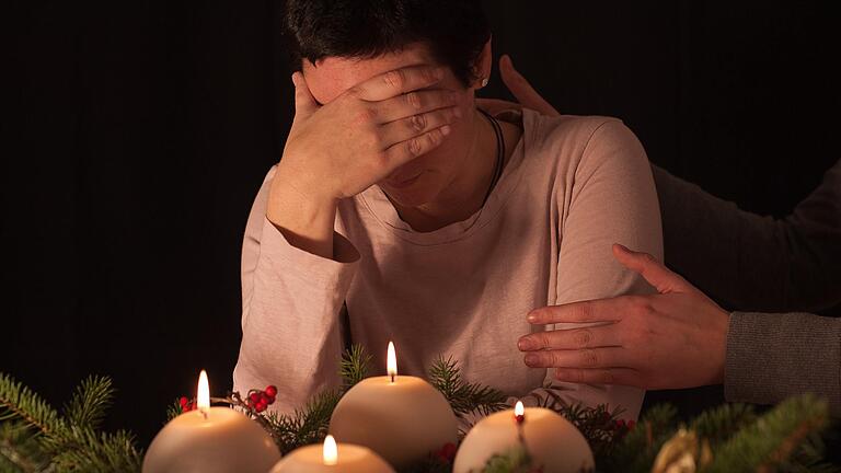 Die Erinnerung an früheres Familienglück ist nah und schmerzt noch: Gerade an Weihnachten leiden Menschen, die vom Partner verlassen wurden, besonders stark. Die Erinnerung an früheres Familienglück ist nah und schmerzt noch: Gerade an Weihnachten leiden Menschen, die vom Partner verlassen wurden, besonders stark. 