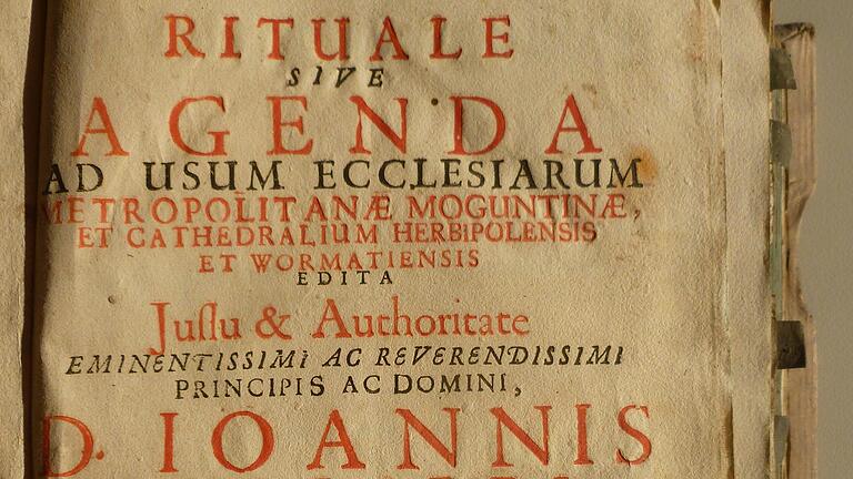 1671 in Würzburg gedruckt im Auftrag des Bischofs Johann Friedrich von Schönborn: das Ritualienbuch zur Sakramentenspendung und für Segensgebete.