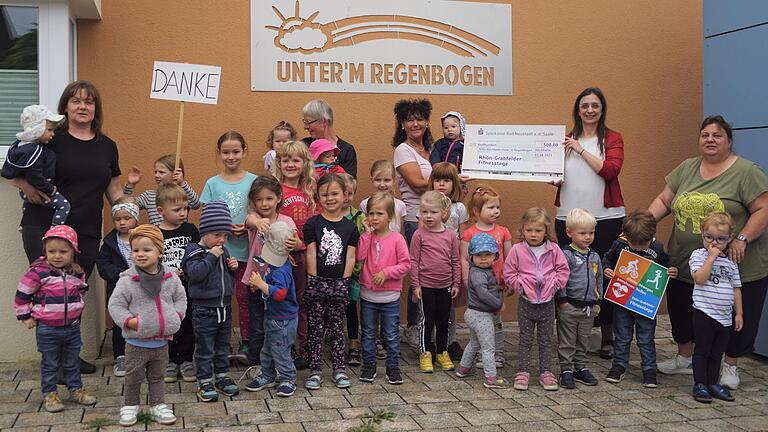 Stellvertretend für die zehn bedachten Kindergärten nahmen die Höchheimer Kindergartenleiterin Ingrid Wirsing (Dritte von links), ihre Kolleginnen und die Kinder den Scheck von Sparkassen-Mitarbeiterin Monika Schlereth entgegen.