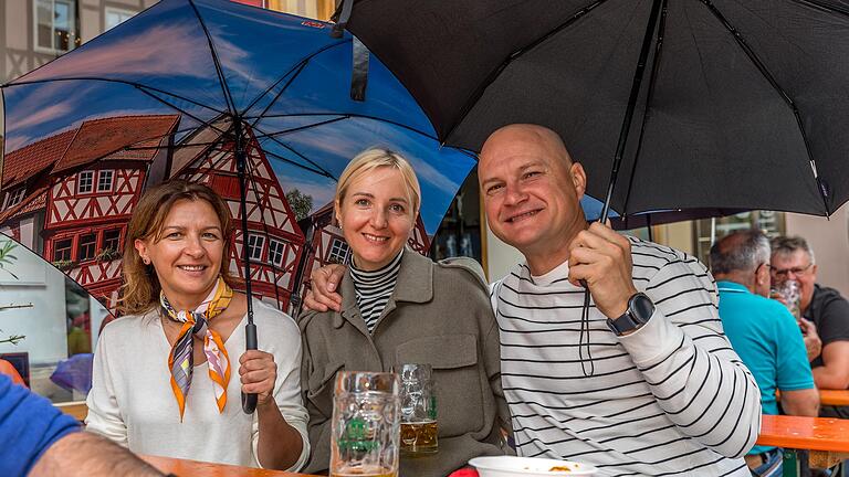 Unter dem Regenschirm mit Stadtansicht ließ es sich trotz regnerischen Wetters gut aushalten beim Ochsenfest.&nbsp;