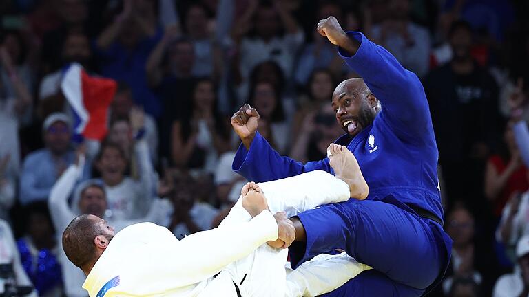 Paris 2024 - Judo       -  Guram Tuschischwili (l.) wurde nach dem Duell mit Teddy Riner disqualifiziert.