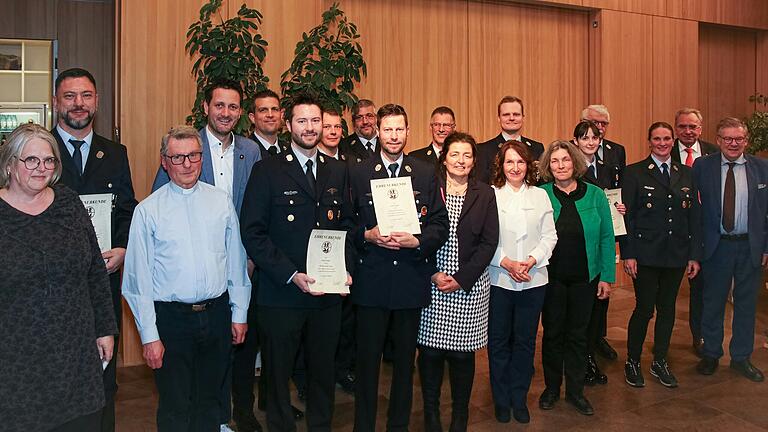 Hinten von links:: Jürgen Lindenberger (30 Jahre aktiver Dienst), Björn Jungbauer, Michael Vogt (30 Jahre), Stefan Brandmaier, Marco Pielhoff (10 Jahre), Michael Reitzenstein, Stefan Giehl (25 Jahre), Julia Wiedemann (10 Jahre), Theo Kamm (50 Jahre Mitglied im FW-Verein), Bettina Brandmaier, Paul Lehrieder, Volkmar Halbleib. Vorne von links: Kirsten Müller-Oldenburg, Pfarrer Jelonek, Markus Hubert (10 Jahre aktiver Dienst), Jochen Hubert (30 Jahre), Christine Haupt-Kreuzer, Ursula Engert und Kerstin Celina.