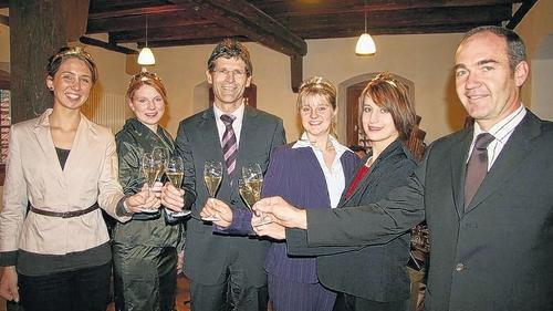Der &bdquo;2007er Retzstadter Langenberg Silvaner QbA trocken&ldquo; ist der Landratsschoppen 2008. Landrat Thomas Schiebel (hier im Bild mit Retzstadts Bürgermeister Karl Gerhard und Main-Spessarter Weinprinzessinnen) lüftete das Geheimnis um seine erste Wahl bei einer Feier in der Gössenheimer Zehntscheune. Im Bild (von links): Nina Mohr (Erlenbach), amtierende Fränkische Weinkönigin Susanne Gehrig (Retzbach), Thomas Schiebel, Stephanie Jäger (Stetten), Christine Weitzel (Retzstadt) und Karl Gerhard.