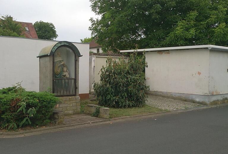 In einem Garagenhof hatte jahrzehntelang die Figur der heiligen Anna gestanden, bevor sie restauriert und am neuen Platz im Zürch wieder aufgestellt wurde. In einem Garagenhof hatte jahrzehntelang die Figur der heiligen Anna gestanden, bevor sie restauriert und am neuen Platz im Zürch wieder aufgestellt wurde.