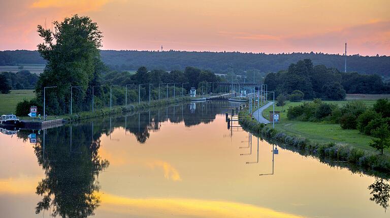 Der Main - hier ein Sonnenuntergang an der Schleuse Knetzgau - steht Pate für den gleichnamigen Radweg, der als einer der schönsten im Raum Nordbayern gilt.&nbsp;