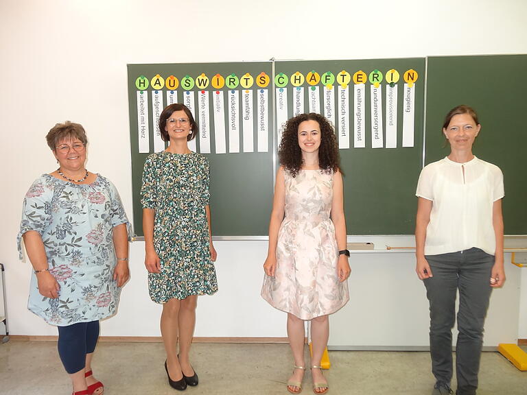 Ehrung für den besten Notendurchschnitt an der Hauswirtschaftsschule Bischofsheim. Das Bild zeigt von links: Schulleiterin Christina Weber-Hoch, Theresa Seiffert (Bischofsheim), Veronika Urlaub (Thüngersheim) und Petra Illner (Maßbach).