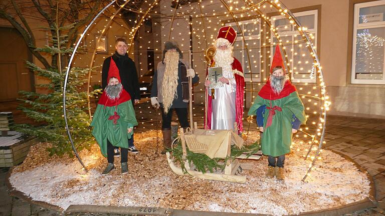 Nikolaus und Knecht Ruprecht mit Bürgermeister Michael Kraus und den Wichteln Max und Paul in der neuesten Attraktion, der Mellrichstädter Weihnachtskugel vor dem Linsenbrunnplatz. Nikolaus und Knecht Ruprecht mit Bürgermeister Michael Kraus und den Wichteln Max und Paul in der neuesten Attraktion, der Mellrichstädter Weihnachtskugel vor dem Linsenbrunnplatz.