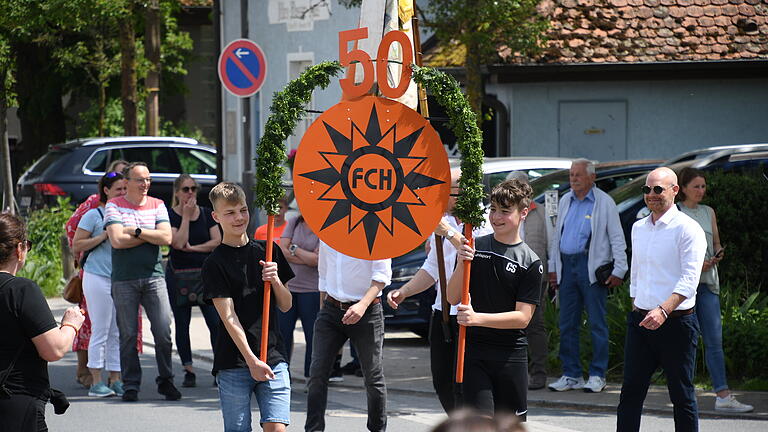 Mit einem bunten Festzug feierte der FC Helmstadt e.V. am vergangenen Sonntag sein 50-jähriges Bestehen.