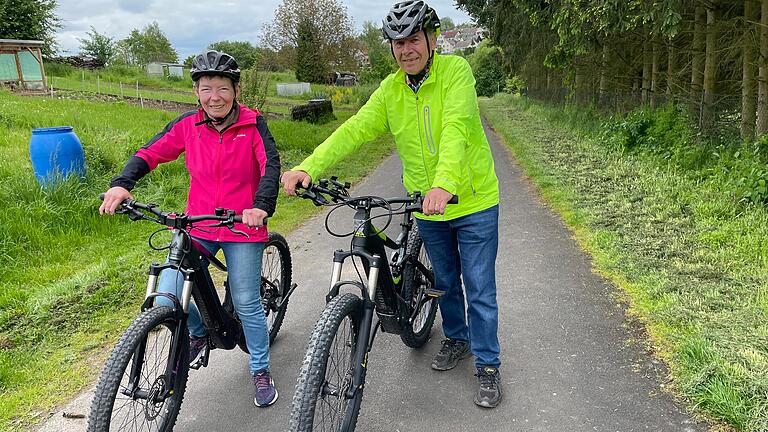 Ingrid Hartwig aus Marktheidenfeld und Rudi Pfister aus Esselbach nutzen ihre E-Bikes vor allem, um auch mal neue und unbekannte Strecken auszuprobieren. Nicht im Bild ist Monika Pfister.&nbsp;