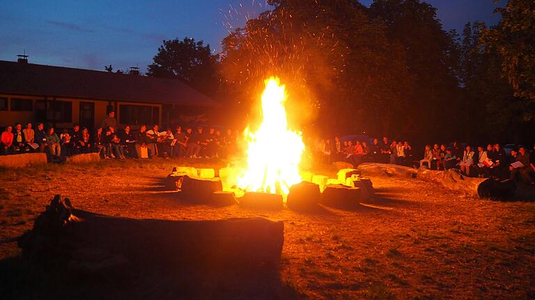 Lagerfeuer. Lagerfeuer.