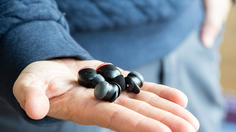 Google Pixel Buds Pro 2       -  Die Pixel Buds Pro 2 (vorne) sind im Vergleich zum Vorgängermodell ein gutes Drittel kleiner und leichter geworden.