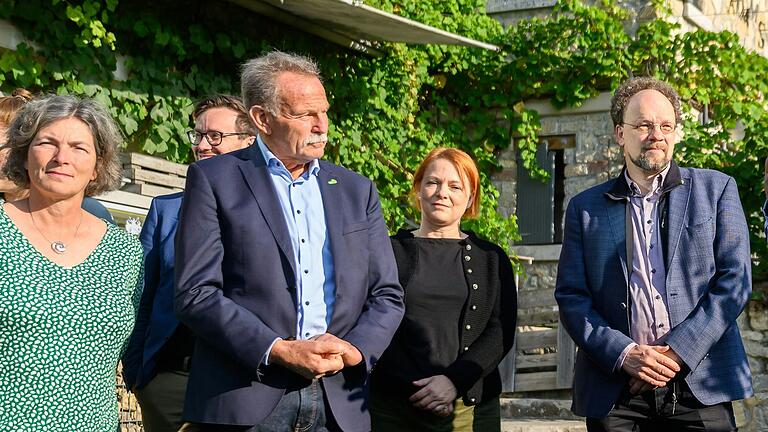 Die unterfränkischen Landtagsgrünen Kerstin Celina (links), Paul Knoblach (Zweiter von links) und Patrick Friedl fordern den Erhalt der sozialpsychiatrischen Beratungsstellen. Die unterfränkischen Landtagsgrünen Kerstin Celina (links), Paul Knoblach (Zweiter von links) und Patrick Friedl fordern den Erhalt der sozialpsychiatrischen Beratungsstellen. 