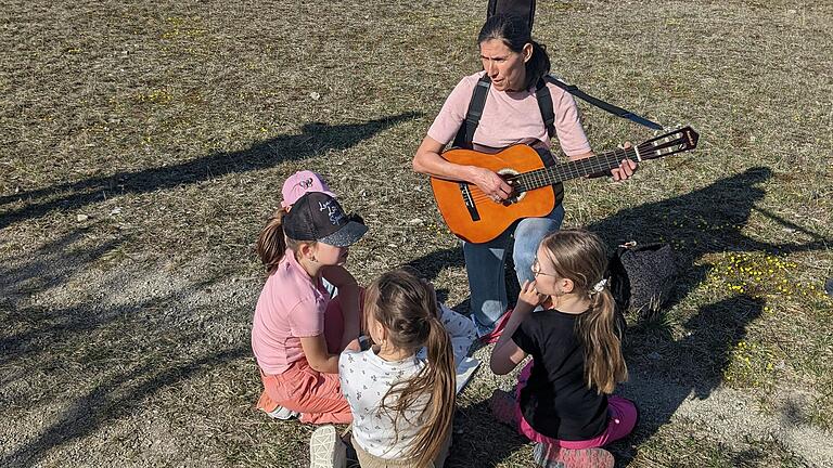 Gudrun Karle hat den Kindern das Lied 'Uralte Steine' mitgebracht. Gudrun Karle hat den Kindern das Lied 'Uralte Steine' mitgebracht.