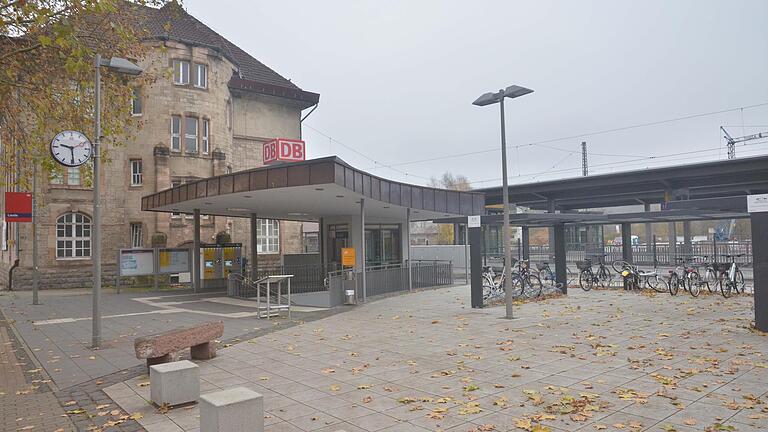 Bahnhof in Lauda: Der Konzernbevollmächtigte der Deutschen Bahn für Baden-Württemberg, Thorsten Krenz, kündigt wichtige  

 Infrastrukturmaßnahmen an Franken-, Tauber- und Maintalbahn an.