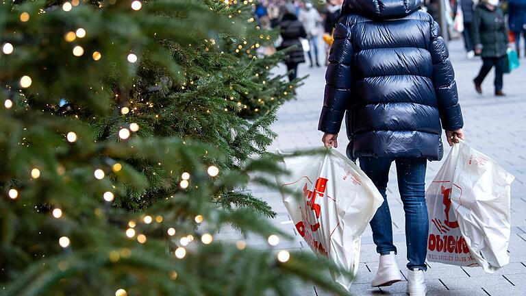 Noch schnell ein Weihnachtseinkauf, bevor es nicht mehr geht? Ab Mittwoch gilt ein strenger Lockdown, durch den auch viele Geschäfte schließen müssen. Noch schnell ein Weihnachtseinkauf, bevor es nicht mehr geht? Ab Mittwoch gilt ein strenger Lockdown, durch den auch viele Geschäfte schließen müssen.