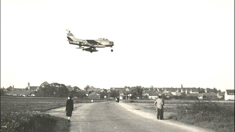 Spaziergang entlang der B 19 mit spektakulärem Ausblick: die Landung einer F-86F Sabre – im Hintergrund Giebelstadt.