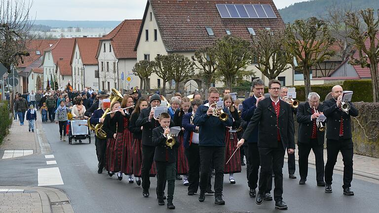 Mit einer Kirchenparade startete Herschfeld offiziell die Feierlichkeiten zum 1250-jährigen Bestehen des Dorfes.