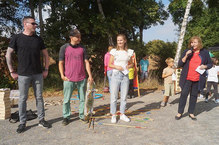 Bei der Eröffnung sprachen die Verantwortlichen (von links): Jugendreferent Thomas Herr, Tobias Hauck von Skate'n'Rock Nordheim am Main, Jugendpflegerin Jasmin Schmitt und Bürgermeisterin Rosi Schraud.