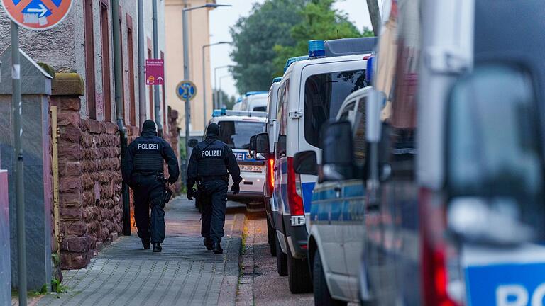 Razzia wegen Schleuserkriminalität. - Die Gruppe soll nach ersten Informationen der dpa auch Personalausweise gefälscht haben. Razzia wegen Schleuserkriminalität. - Die Gruppe soll nach ersten Informationen der dpa auch Personalausweise gefälscht haben.
