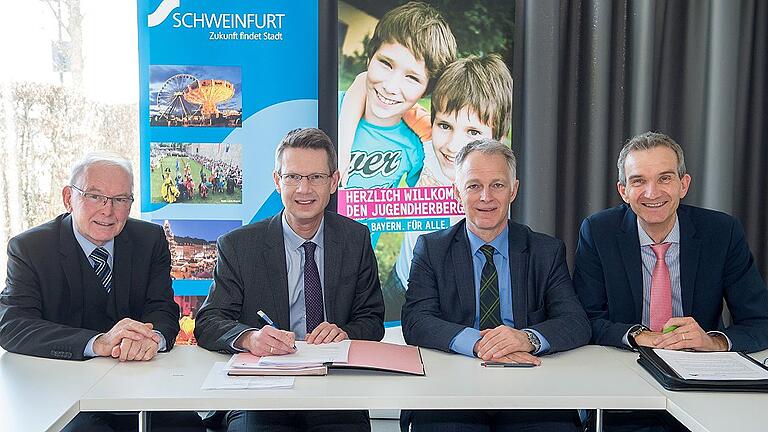 Unterzeichnung des Betreibervertrages für das Jugendästehaus zwischen der Stadt Schweinfurt und dem Deutschen Jugendherbergswerk (DJH). Von links: DJH-Präsident Gerhard Koller, OB Sebastian Remelé, die DJH-Vorstände Winfried Nesensohn und Michael Gößl.