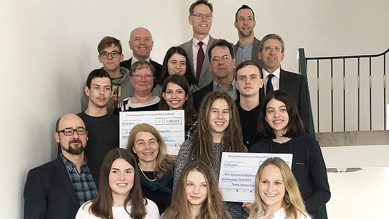 Am Schulwettbewerb Klimaschutz beteiligten sich das Martin-Pollich-Gymnasium Mellrichstadt, die Dr.-Karl-Grünewald-Schule Bad Königshofen, das Gymnasium Bad Königshofen und das Rhön-Gymnasium Bad Neustadt. Bei der Sitzung des Ausschusses für Umwelt- und Naturschutzfragen wurden die Preise von insgesamt 3000 Euro vergeben. Dazu waren Schülerinnen und Schüler sowie Lehrkräfte und Schulleiter gekommen. Landrat Thomas Habermann (hinten links) überreichte die Schecks zusammen mit Annabell Helbling (vorne rechts). Am Schulwettbewerb Klimaschutz beteiligten sich das Martin-Pollich-Gymnasium Mellrichstadt, die Dr.-Karl-Grünewald-Schule Bad Königshofen, das Gymnasium Bad Königshofen und das Rhön-Gymnasium Bad Neustadt. Bei der Sitzung des Ausschusses für Umwelt- und Naturschutzfragen wurden die Preise von insgesamt 3000 Euro vergeben. Dazu waren Schülerinnen und Schüler sowie Lehrkräfte und Schulleiter gekommen. Landrat Thomas Habermann (hinten links) überreichte die Schecks zusammen mit Annabell Helbling (vorne rechts).