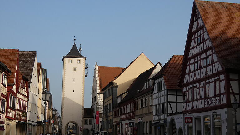 Die Stadt Haßfurt mit ihren 86 Fachwerkgebäuden tritt der Arbeitsgemeinschaft Deutsche Fachwerkstädte und der Deutschen Fachwerkstraße bei.