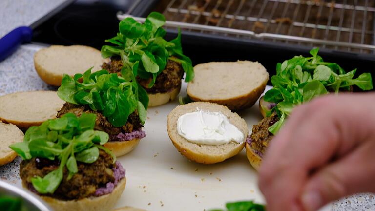 Bunte Angelegenheit: Wildfleisch-Burger mit Feldsalat garniert und Rotkohl-Pesto entsprechen durchaus modernen Ess-Gewohnheiten.