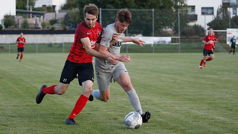 Eine Szene aus dem Spiel DJK Schwebenried/Schwemmelsbach gegen die TuS Frammersbach vom 17. September 2022 (Endstand 0:2): Laufduell zwischen Sebastian Lehmann (links) gegen dem Frammersbacher Steven Summa, der seiner Mannschaft für den Rest der Saison wegen eines Auslandssemesters nicht mehr zur Verfügung steht.