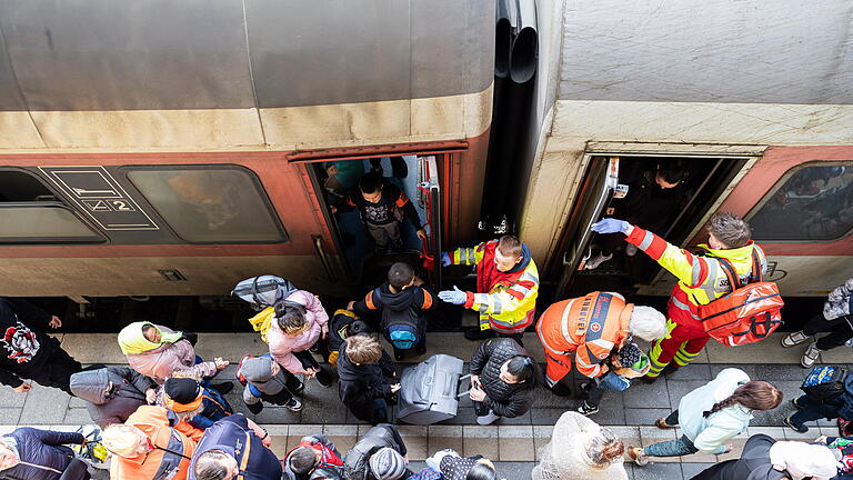 Letzter Sonderzug mit Ukraine-Flüchtlingen erreich.jpeg       -  Geflüchtete aus der Ukraine stehen nach ihrer Ankunft auf einem Bahnsteig. Experten kritisieren, dass die Kommunen zu schlecht darüber informiert werden, wann wie viele Menschen ankommen.