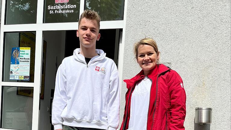 Boys'Day-Teilnehmer Frederik und Pflegekraft Jasmin Beuschlein vor der Sozialstation St. Klara am Standort Grombühl.