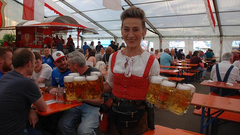 Zentraler Veranstaltungsort beim Ochsenfurter Bratwurstfest ist das Festzelt am Main (Archivbild).