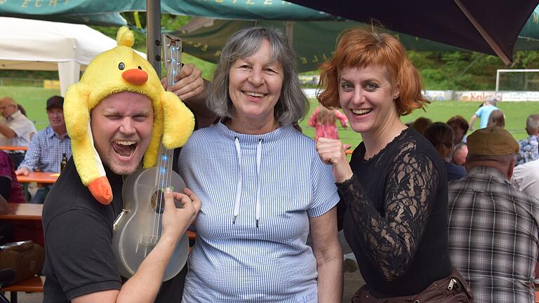 Sehr zufrieden mit dem Verlauf und dem Besuch des Festes zeigte sich die Vorsitzende des Tierschutzvereins, Marianne David (Mitte). Zum Gelingen trugen ohne Gage René Kraus („Der Ente“) und Natalie Melchior bei.